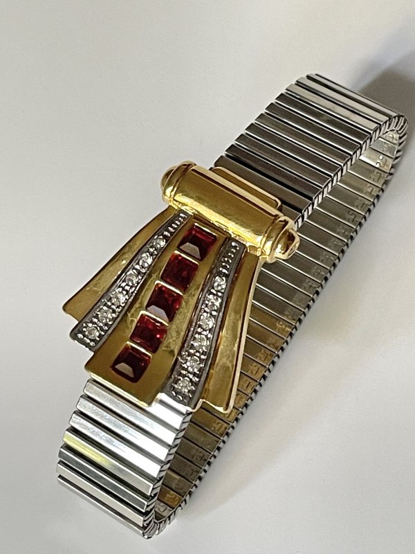 Bracciale in acciaio elastico con centrale metallo dorato e strass cristallo e rossi
