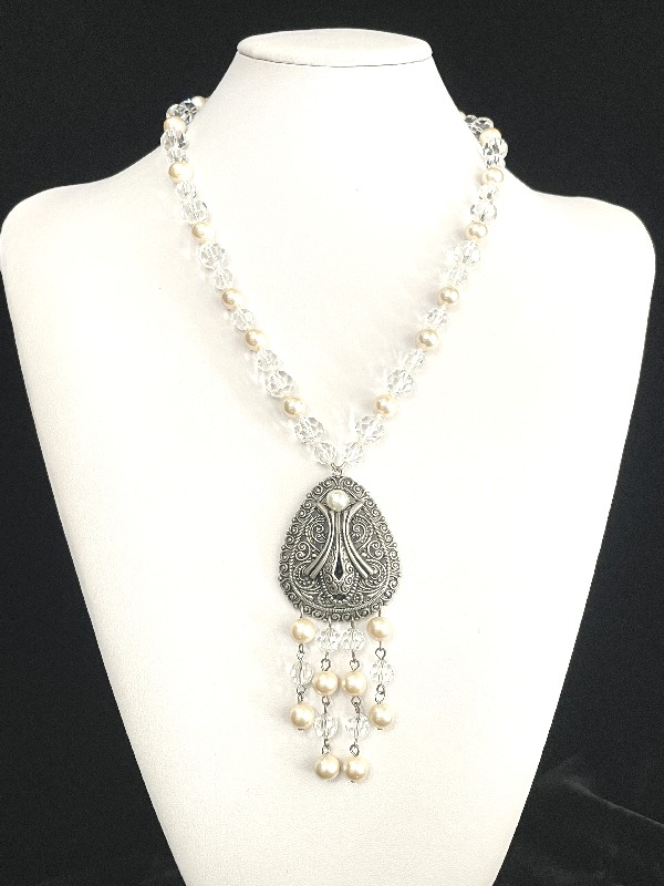 Collana perle e cristalli Swarovski con ciondolo in metallo