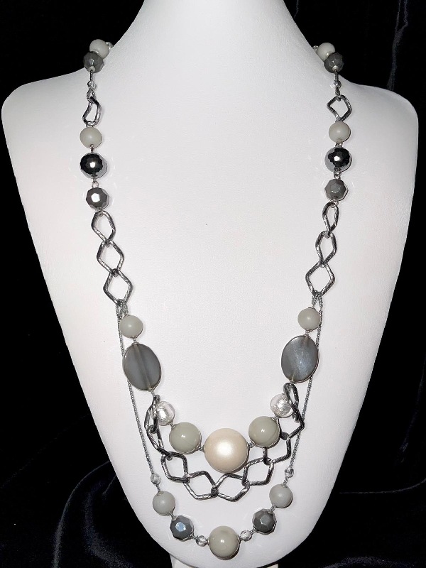 Collana lunga perle grigie e catena in alluminio.