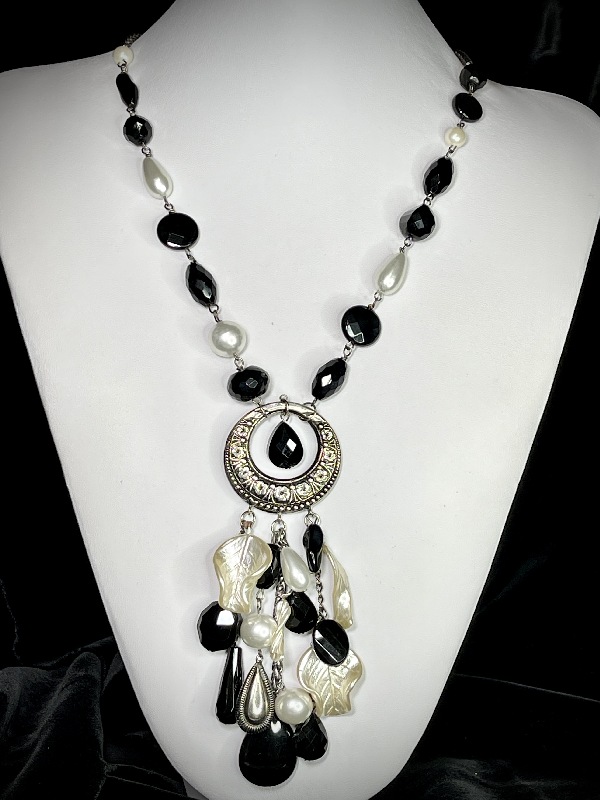 Elegante collana donna nero e perla con lavorazione particolare.